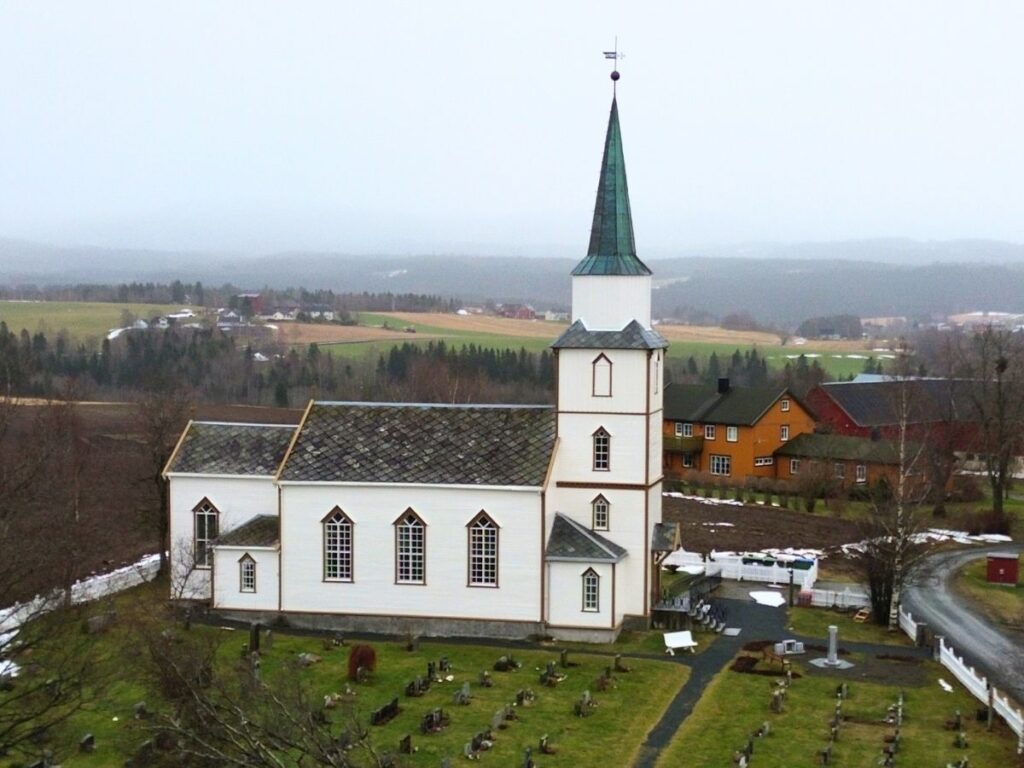 Bilde av Okkenhaug kirke etter restaurering