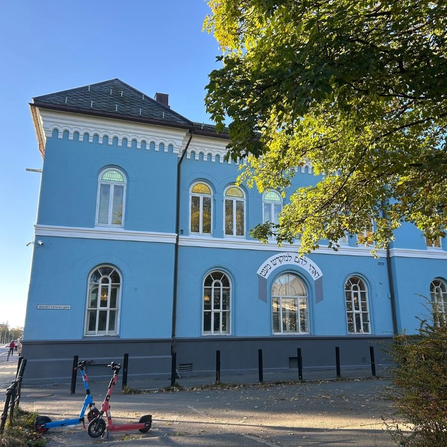Utvendig malerarbeid på murfasade jødisk museum