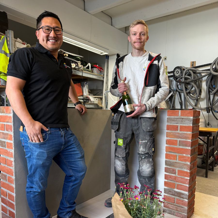 Ludvig sammen med avdelingsleder Andrè etter meget godt bestått svenneprøve i murer- og flisleggerfaget
