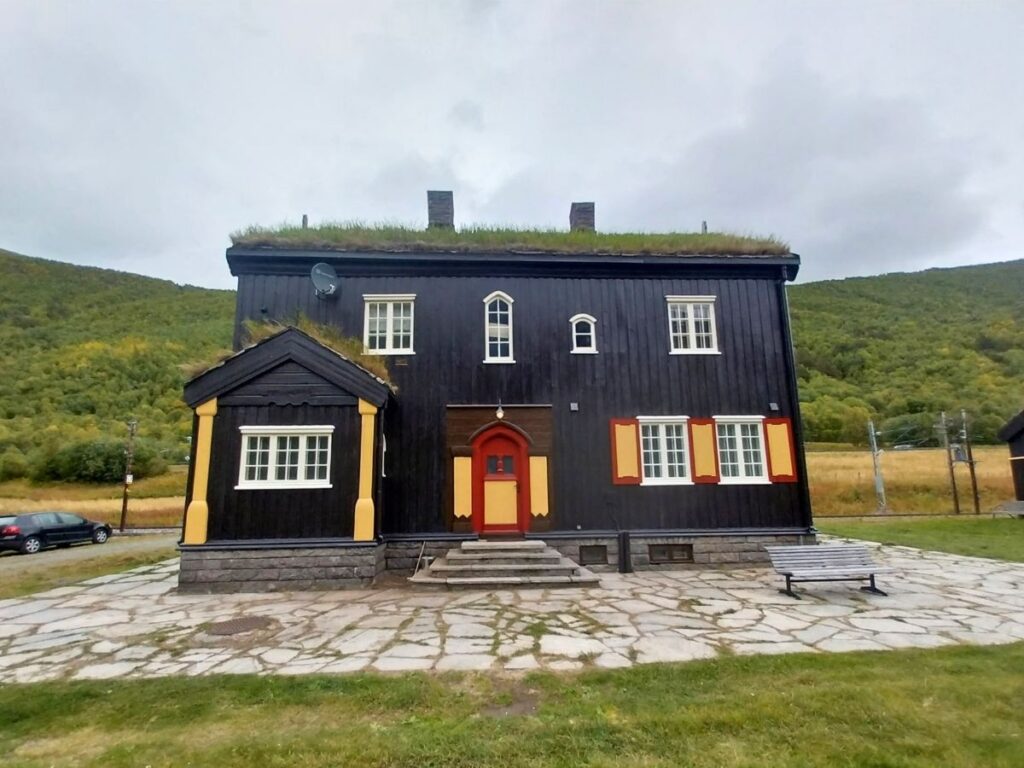 Bilde av drivstua stasjon på Oppdal etter Sverresborg Malerservice har malt